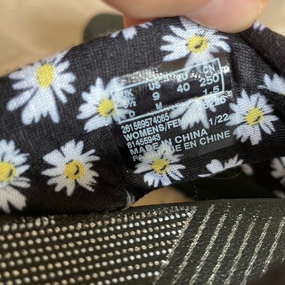 Brand New Clark’s Cloudsteppers Washable Cushioned Black White Daisy Sandals - Picture 12 of 16
